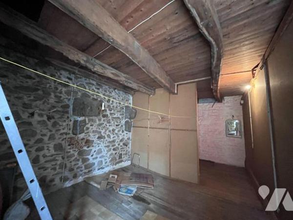 Une maison d'habitation construite en pierre, couverte en ardoise, comprenant :
Au rez-de-chau...