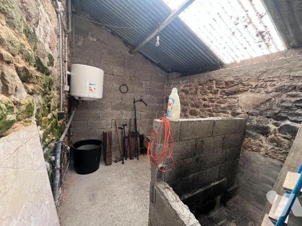 Une maison d'habitation construite en pierre, couverte en ardoise, comprenant :
Au rez-de-chau...