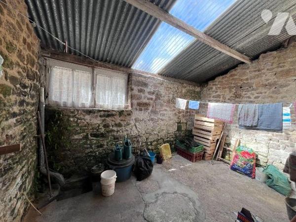 Une maison d'habitation construite en pierre, couverte en ardoise, comprenant :
Au rez-de-chau...