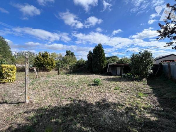 Une maison d'habitation construite en pierre, couverte en ardoise, comprenant :
Au rez-de-chau...