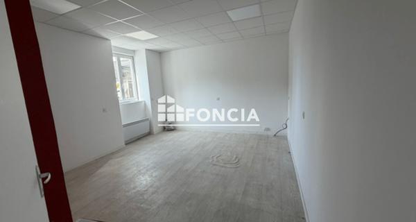 Location Local commercial 4 pièces 79.8 m² - Charleville-mézières 08000