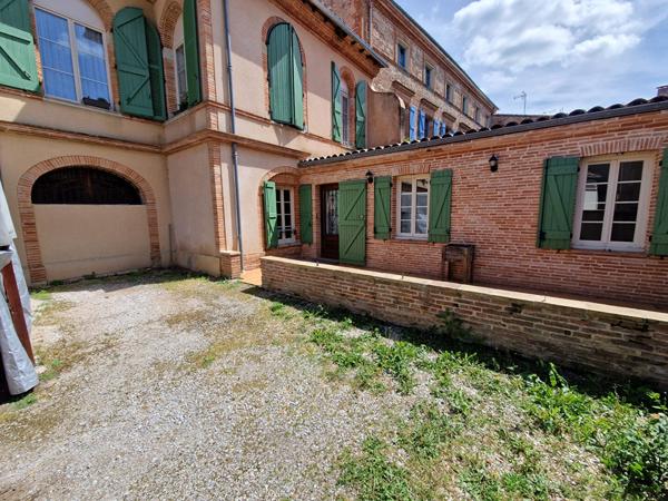 Appartement type maison de ville T3 de 54m² au RDC et en plein centre ville de Lavaur !