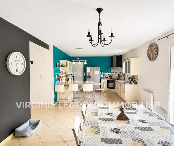 Vous recherchez une maison à ST PIERRE LA COUR avec 4 chambres et la possibilité d'en créer facilement une 5ème... lisez la suite, j'ai peut-être cela pour vous... 
Située dans un lotissement calme, cette maison de 2007  offre un beau potentiel à ses futurs propriétaires. 
Nous commencerons la visite par une entrée de 6m2 avec placard qui dessert la pièce de vie lumineuse de 47m2 au total avec sur votre gauche la cuisine aménagée et équipée de 12m2 ouverte sur le séjour de 22m2 ouvert lui-même sur le salon de 13m2. Nous poursuivrons la visite avec le wc séparé et une chambre au rez de chaussée de 11m25 avec sa salle d'eau privative de 4m2. 
Nous continuerons avec la visite de l'étage qui distribue une salle d'eau de 11m2, une chambre de 14m2, une autre de 13m2 et la quatrième 15m2. 
Vous souhaitez une cinquième chambre ? Pas de soucis, il vous suffira de pousser la porte restante... Aujourd'hui cette pièce de 20m2 au sol sert de grenier pour le stockage mais vous pourrez facilement y créer une chambre supplémentaire ou encore un bureau, une salle de sport.. vous avez le contenant, à vous d'en créer le contenu que vous souhaitez !
Le mode de chauffage est électrique avec des radiateurs à inertie installés au rez-de-chaussée en 2020. L'isolation des combles a été refaite en 2019. 
Coté rangement, direction le garage ! Il fait 31m2 et est accessible également par la cuisine. 
Coté jardin, vous pourrez profiter de la parcelle de 700m2 avec sa terrasse exposée sud. La maison est également équipée d'une cuve enterrée avec possibilité de raccordement à la maison. 
Alors, cette maison correspond à vos critères de recherches ? Appelez-moi pour plus de renseignements et peut-être fixer une visite !
Et n'oubliez pas, Saint-Pierre-La-Cour est une commune dynamique de 2300 habitants avec une école privée, une école publique, un collège privé, un pôle enfance jeunesse, mais aussi, médecins, dentiste, kiné, centre de soins infirmiers, ostéopathes, orthophoniste, psychologue, sage-femme,  pharmacie, infirmières libérales ainsi que de nombreuses infrastructures sportives, des commerces (supérette, boulangerie, boucherie, coiffeurs, bar, etc), avec son accès rapide à l'axe Rennes-Laval et à l'autoroute ainsi que sa gare ferroviaire avec ses arrêts quotidiens.