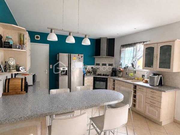 Vous recherchez une maison à ST PIERRE LA COUR avec 4 chambres et la possibilité d'en créer facilement une 5ème... lisez la suite, j'ai peut-être cela pour vous... 
Située dans un lotissement calme, cette maison de 2007  offre un beau potentiel à ses futurs propriétaires. 
Nous commencerons la visite par une entrée de 6m2 avec placard qui dessert la pièce de vie lumineuse de 47m2 au total avec sur votre gauche la cuisine aménagée et équipée de 12m2 ouverte sur le séjour de 22m2 ouvert lui-même sur le salon de 13m2. Nous poursuivrons la visite avec le wc séparé et une chambre au rez de chaussée de 11m25 avec sa salle d'eau privative de 4m2. 
Nous continuerons avec la visite de l'étage qui distribue une salle d'eau de 11m2, une chambre de 14m2, une autre de 13m2 et la quatrième 15m2. 
Vous souhaitez une cinquième chambre ? Pas de soucis, il vous suffira de pousser la porte restante... Aujourd'hui cette pièce de 20m2 au sol sert de grenier pour le stockage mais vous pourrez facilement y créer une chambre supplémentaire ou encore un bureau, une salle de sport.. vous avez le contenant, à vous d'en créer le contenu que vous souhaitez !
Le mode de chauffage est électrique avec des radiateurs à inertie installés au rez-de-chaussée en 2020. L'isolation des combles a été refaite en 2019. 
Coté rangement, direction le garage ! Il fait 31m2 et est accessible également par la cuisine. 
Coté jardin, vous pourrez profiter de la parcelle de 700m2 avec sa terrasse exposée sud. La maison est également équipée d'une cuve enterrée avec possibilité de raccordement à la maison. 
Alors, cette maison correspond à vos critères de recherches ? Appelez-moi pour plus de renseignements et peut-être fixer une visite !
Et n'oubliez pas, Saint-Pierre-La-Cour est une commune dynamique de 2300 habitants avec une école privée, une école publique, un collège privé, un pôle enfance jeunesse, mais aussi, médecins, dentiste, kiné, centre de soins infirmiers, ostéopathes, orthophoniste, psychologue, sage-femme,  pharmacie, infirmières libérales ainsi que de nombreuses infrastructures sportives, des commerces (supérette, boulangerie, boucherie, coiffeurs, bar, etc), avec son accès rapide à l'axe Rennes-Laval et à l'autoroute ainsi que sa gare ferroviaire avec ses arrêts quotidiens.
