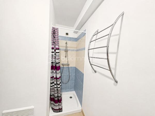 Vous recherchez une maison à ST PIERRE LA COUR avec 4 chambres et la possibilité d'en créer facilement une 5ème... lisez la suite, j'ai peut-être cela pour vous... 
Située dans un lotissement calme, cette maison de 2007  offre un beau potentiel à ses futurs propriétaires. 
Nous commencerons la visite par une entrée de 6m2 avec placard qui dessert la pièce de vie lumineuse de 47m2 au total avec sur votre gauche la cuisine aménagée et équipée de 12m2 ouverte sur le séjour de 22m2 ouvert lui-même sur le salon de 13m2. Nous poursuivrons la visite avec le wc séparé et une chambre au rez de chaussée de 11m25 avec sa salle d'eau privative de 4m2. 
Nous continuerons avec la visite de l'étage qui distribue une salle d'eau de 11m2, une chambre de 14m2, une autre de 13m2 et la quatrième 15m2. 
Vous souhaitez une cinquième chambre ? Pas de soucis, il vous suffira de pousser la porte restante... Aujourd'hui cette pièce de 20m2 au sol sert de grenier pour le stockage mais vous pourrez facilement y créer une chambre supplémentaire ou encore un bureau, une salle de sport.. vous avez le contenant, à vous d'en créer le contenu que vous souhaitez !
Le mode de chauffage est électrique avec des radiateurs à inertie installés au rez-de-chaussée en 2020. L'isolation des combles a été refaite en 2019. 
Coté rangement, direction le garage ! Il fait 31m2 et est accessible également par la cuisine. 
Coté jardin, vous pourrez profiter de la parcelle de 700m2 avec sa terrasse exposée sud. La maison est également équipée d'une cuve enterrée avec possibilité de raccordement à la maison. 
Alors, cette maison correspond à vos critères de recherches ? Appelez-moi pour plus de renseignements et peut-être fixer une visite !
Et n'oubliez pas, Saint-Pierre-La-Cour est une commune dynamique de 2300 habitants avec une école privée, une école publique, un collège privé, un pôle enfance jeunesse, mais aussi, médecins, dentiste, kiné, centre de soins infirmiers, ostéopathes, orthophoniste, psychologue, sage-femme,  pharmacie, infirmières libérales ainsi que de nombreuses infrastructures sportives, des commerces (supérette, boulangerie, boucherie, coiffeurs, bar, etc), avec son accès rapide à l'axe Rennes-Laval et à l'autoroute ainsi que sa gare ferroviaire avec ses arrêts quotidiens.