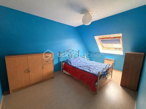 Vous recherchez une maison à ST PIERRE LA COUR avec 4 chambres et la possibilité d'en créer facilement une 5ème... lisez la suite, j'ai peut-être cela pour vous... 
Située dans un lotissement calme, cette maison de 2007  offre un beau potentiel à ses futurs propriétaires. 
Nous commencerons la visite par une entrée de 6m2 avec placard qui dessert la pièce de vie lumineuse de 47m2 au total avec sur votre gauche la cuisine aménagée et équipée de 12m2 ouverte sur le séjour de 22m2 ouvert lui-même sur le salon de 13m2. Nous poursuivrons la visite avec le wc séparé et une chambre au rez de chaussée de 11m25 avec sa salle d'eau privative de 4m2. 
Nous continuerons avec la visite de l'étage qui distribue une salle d'eau de 11m2, une chambre de 14m2, une autre de 13m2 et la quatrième 15m2. 
Vous souhaitez une cinquième chambre ? Pas de soucis, il vous suffira de pousser la porte restante... Aujourd'hui cette pièce de 20m2 au sol sert de grenier pour le stockage mais vous pourrez facilement y créer une chambre supplémentaire ou encore un bureau, une salle de sport.. vous avez le contenant, à vous d'en créer le contenu que vous souhaitez !
Le mode de chauffage est électrique avec des radiateurs à inertie installés au rez-de-chaussée en 2020. L'isolation des combles a été refaite en 2019. 
Coté rangement, direction le garage ! Il fait 31m2 et est accessible également par la cuisine. 
Coté jardin, vous pourrez profiter de la parcelle de 700m2 avec sa terrasse exposée sud. La maison est également équipée d'une cuve enterrée avec possibilité de raccordement à la maison. 
Alors, cette maison correspond à vos critères de recherches ? Appelez-moi pour plus de renseignements et peut-être fixer une visite !
Et n'oubliez pas, Saint-Pierre-La-Cour est une commune dynamique de 2300 habitants avec une école privée, une école publique, un collège privé, un pôle enfance jeunesse, mais aussi, médecins, dentiste, kiné, centre de soins infirmiers, ostéopathes, orthophoniste, psychologue, sage-femme,  pharmacie, infirmières libérales ainsi que de nombreuses infrastructures sportives, des commerces (supérette, boulangerie, boucherie, coiffeurs, bar, etc), avec son accès rapide à l'axe Rennes-Laval et à l'autoroute ainsi que sa gare ferroviaire avec ses arrêts quotidiens.