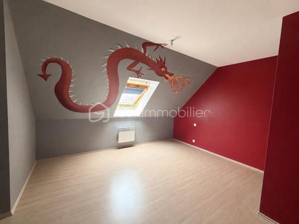 Vous recherchez une maison à ST PIERRE LA COUR avec 4 chambres et la possibilité d'en créer facilement une 5ème... lisez la suite, j'ai peut-être cela pour vous... 
Située dans un lotissement calme, cette maison de 2007  offre un beau potentiel à ses futurs propriétaires. 
Nous commencerons la visite par une entrée de 6m2 avec placard qui dessert la pièce de vie lumineuse de 47m2 au total avec sur votre gauche la cuisine aménagée et équipée de 12m2 ouverte sur le séjour de 22m2 ouvert lui-même sur le salon de 13m2. Nous poursuivrons la visite avec le wc séparé et une chambre au rez de chaussée de 11m25 avec sa salle d'eau privative de 4m2. 
Nous continuerons avec la visite de l'étage qui distribue une salle d'eau de 11m2, une chambre de 14m2, une autre de 13m2 et la quatrième 15m2. 
Vous souhaitez une cinquième chambre ? Pas de soucis, il vous suffira de pousser la porte restante... Aujourd'hui cette pièce de 20m2 au sol sert de grenier pour le stockage mais vous pourrez facilement y créer une chambre supplémentaire ou encore un bureau, une salle de sport.. vous avez le contenant, à vous d'en créer le contenu que vous souhaitez !
Le mode de chauffage est électrique avec des radiateurs à inertie installés au rez-de-chaussée en 2020. L'isolation des combles a été refaite en 2019. 
Coté rangement, direction le garage ! Il fait 31m2 et est accessible également par la cuisine. 
Coté jardin, vous pourrez profiter de la parcelle de 700m2 avec sa terrasse exposée sud. La maison est également équipée d'une cuve enterrée avec possibilité de raccordement à la maison. 
Alors, cette maison correspond à vos critères de recherches ? Appelez-moi pour plus de renseignements et peut-être fixer une visite !
Et n'oubliez pas, Saint-Pierre-La-Cour est une commune dynamique de 2300 habitants avec une école privée, une école publique, un collège privé, un pôle enfance jeunesse, mais aussi, médecins, dentiste, kiné, centre de soins infirmiers, ostéopathes, orthophoniste, psychologue, sage-femme,  pharmacie, infirmières libérales ainsi que de nombreuses infrastructures sportives, des commerces (supérette, boulangerie, boucherie, coiffeurs, bar, etc), avec son accès rapide à l'axe Rennes-Laval et à l'autoroute ainsi que sa gare ferroviaire avec ses arrêts quotidiens.