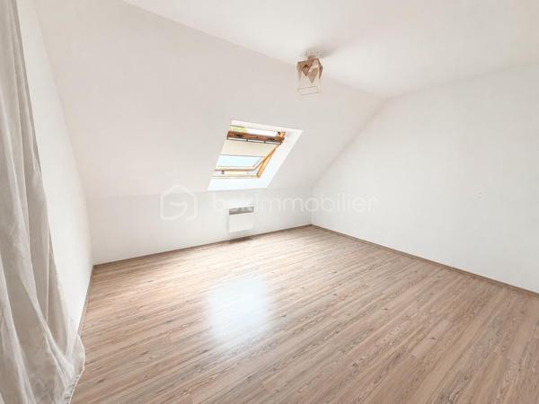 Vous recherchez une maison à ST PIERRE LA COUR avec 4 chambres et la possibilité d'en créer facilement une 5ème... lisez la suite, j'ai peut-être cela pour vous... 
Située dans un lotissement calme, cette maison de 2007  offre un beau potentiel à ses futurs propriétaires. 
Nous commencerons la visite par une entrée de 6m2 avec placard qui dessert la pièce de vie lumineuse de 47m2 au total avec sur votre gauche la cuisine aménagée et équipée de 12m2 ouverte sur le séjour de 22m2 ouvert lui-même sur le salon de 13m2. Nous poursuivrons la visite avec le wc séparé et une chambre au rez de chaussée de 11m25 avec sa salle d'eau privative de 4m2. 
Nous continuerons avec la visite de l'étage qui distribue une salle d'eau de 11m2, une chambre de 14m2, une autre de 13m2 et la quatrième 15m2. 
Vous souhaitez une cinquième chambre ? Pas de soucis, il vous suffira de pousser la porte restante... Aujourd'hui cette pièce de 20m2 au sol sert de grenier pour le stockage mais vous pourrez facilement y créer une chambre supplémentaire ou encore un bureau, une salle de sport.. vous avez le contenant, à vous d'en créer le contenu que vous souhaitez !
Le mode de chauffage est électrique avec des radiateurs à inertie installés au rez-de-chaussée en 2020. L'isolation des combles a été refaite en 2019. 
Coté rangement, direction le garage ! Il fait 31m2 et est accessible également par la cuisine. 
Coté jardin, vous pourrez profiter de la parcelle de 700m2 avec sa terrasse exposée sud. La maison est également équipée d'une cuve enterrée avec possibilité de raccordement à la maison. 
Alors, cette maison correspond à vos critères de recherches ? Appelez-moi pour plus de renseignements et peut-être fixer une visite !
Et n'oubliez pas, Saint-Pierre-La-Cour est une commune dynamique de 2300 habitants avec une école privée, une école publique, un collège privé, un pôle enfance jeunesse, mais aussi, médecins, dentiste, kiné, centre de soins infirmiers, ostéopathes, orthophoniste, psychologue, sage-femme,  pharmacie, infirmières libérales ainsi que de nombreuses infrastructures sportives, des commerces (supérette, boulangerie, boucherie, coiffeurs, bar, etc), avec son accès rapide à l'axe Rennes-Laval et à l'autoroute ainsi que sa gare ferroviaire avec ses arrêts quotidiens.