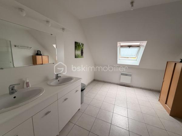 Vous recherchez une maison à ST PIERRE LA COUR avec 4 chambres et la possibilité d'en créer facilement une 5ème... lisez la suite, j'ai peut-être cela pour vous... 
Située dans un lotissement calme, cette maison de 2007  offre un beau potentiel à ses futurs propriétaires. 
Nous commencerons la visite par une entrée de 6m2 avec placard qui dessert la pièce de vie lumineuse de 47m2 au total avec sur votre gauche la cuisine aménagée et équipée de 12m2 ouverte sur le séjour de 22m2 ouvert lui-même sur le salon de 13m2. Nous poursuivrons la visite avec le wc séparé et une chambre au rez de chaussée de 11m25 avec sa salle d'eau privative de 4m2. 
Nous continuerons avec la visite de l'étage qui distribue une salle d'eau de 11m2, une chambre de 14m2, une autre de 13m2 et la quatrième 15m2. 
Vous souhaitez une cinquième chambre ? Pas de soucis, il vous suffira de pousser la porte restante... Aujourd'hui cette pièce de 20m2 au sol sert de grenier pour le stockage mais vous pourrez facilement y créer une chambre supplémentaire ou encore un bureau, une salle de sport.. vous avez le contenant, à vous d'en créer le contenu que vous souhaitez !
Le mode de chauffage est électrique avec des radiateurs à inertie installés au rez-de-chaussée en 2020. L'isolation des combles a été refaite en 2019. 
Coté rangement, direction le garage ! Il fait 31m2 et est accessible également par la cuisine. 
Coté jardin, vous pourrez profiter de la parcelle de 700m2 avec sa terrasse exposée sud. La maison est également équipée d'une cuve enterrée avec possibilité de raccordement à la maison. 
Alors, cette maison correspond à vos critères de recherches ? Appelez-moi pour plus de renseignements et peut-être fixer une visite !
Et n'oubliez pas, Saint-Pierre-La-Cour est une commune dynamique de 2300 habitants avec une école privée, une école publique, un collège privé, un pôle enfance jeunesse, mais aussi, médecins, dentiste, kiné, centre de soins infirmiers, ostéopathes, orthophoniste, psychologue, sage-femme,  pharmacie, infirmières libérales ainsi que de nombreuses infrastructures sportives, des commerces (supérette, boulangerie, boucherie, coiffeurs, bar, etc), avec son accès rapide à l'axe Rennes-Laval et à l'autoroute ainsi que sa gare ferroviaire avec ses arrêts quotidiens.
