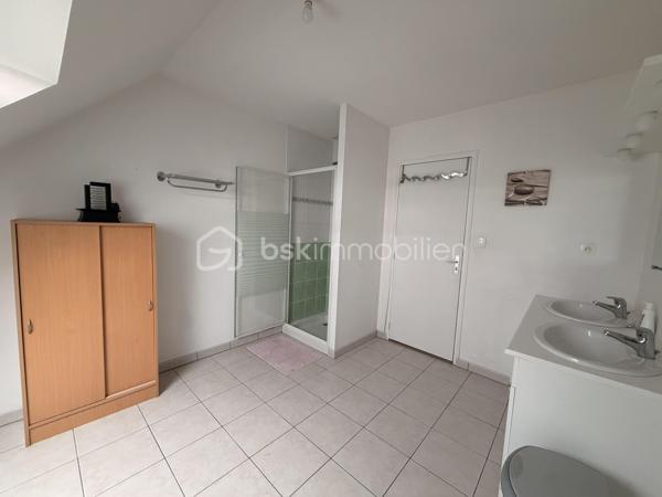 Vous recherchez une maison à ST PIERRE LA COUR avec 4 chambres et la possibilité d'en créer facilement une 5ème... lisez la suite, j'ai peut-être cela pour vous... 
Située dans un lotissement calme, cette maison de 2007  offre un beau potentiel à ses futurs propriétaires. 
Nous commencerons la visite par une entrée de 6m2 avec placard qui dessert la pièce de vie lumineuse de 47m2 au total avec sur votre gauche la cuisine aménagée et équipée de 12m2 ouverte sur le séjour de 22m2 ouvert lui-même sur le salon de 13m2. Nous poursuivrons la visite avec le wc séparé et une chambre au rez de chaussée de 11m25 avec sa salle d'eau privative de 4m2. 
Nous continuerons avec la visite de l'étage qui distribue une salle d'eau de 11m2, une chambre de 14m2, une autre de 13m2 et la quatrième 15m2. 
Vous souhaitez une cinquième chambre ? Pas de soucis, il vous suffira de pousser la porte restante... Aujourd'hui cette pièce de 20m2 au sol sert de grenier pour le stockage mais vous pourrez facilement y créer une chambre supplémentaire ou encore un bureau, une salle de sport.. vous avez le contenant, à vous d'en créer le contenu que vous souhaitez !
Le mode de chauffage est électrique avec des radiateurs à inertie installés au rez-de-chaussée en 2020. L'isolation des combles a été refaite en 2019. 
Coté rangement, direction le garage ! Il fait 31m2 et est accessible également par la cuisine. 
Coté jardin, vous pourrez profiter de la parcelle de 700m2 avec sa terrasse exposée sud. La maison est également équipée d'une cuve enterrée avec possibilité de raccordement à la maison. 
Alors, cette maison correspond à vos critères de recherches ? Appelez-moi pour plus de renseignements et peut-être fixer une visite !
Et n'oubliez pas, Saint-Pierre-La-Cour est une commune dynamique de 2300 habitants avec une école privée, une école publique, un collège privé, un pôle enfance jeunesse, mais aussi, médecins, dentiste, kiné, centre de soins infirmiers, ostéopathes, orthophoniste, psychologue, sage-femme,  pharmacie, infirmières libérales ainsi que de nombreuses infrastructures sportives, des commerces (supérette, boulangerie, boucherie, coiffeurs, bar, etc), avec son accès rapide à l'axe Rennes-Laval et à l'autoroute ainsi que sa gare ferroviaire avec ses arrêts quotidiens.