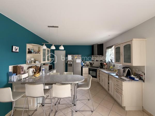 Vous recherchez une maison à ST PIERRE LA COUR avec 4 chambres et la possibilité d'en créer facilement une 5ème... lisez la suite, j'ai peut-être cela pour vous... 
Située dans un lotissement calme, cette maison de 2007  offre un beau potentiel à ses futurs propriétaires. 
Nous commencerons la visite par une entrée de 6m2 avec placard qui dessert la pièce de vie lumineuse de 47m2 au total avec sur votre gauche la cuisine aménagée et équipée de 12m2 ouverte sur le séjour de 22m2 ouvert lui-même sur le salon de 13m2. Nous poursuivrons la visite avec le wc séparé et une chambre au rez de chaussée de 11m25 avec sa salle d'eau privative de 4m2. 
Nous continuerons avec la visite de l'étage qui distribue une salle d'eau de 11m2, une chambre de 14m2, une autre de 13m2 et la quatrième 15m2. 
Vous souhaitez une cinquième chambre ? Pas de soucis, il vous suffira de pousser la porte restante... Aujourd'hui cette pièce de 20m2 au sol sert de grenier pour le stockage mais vous pourrez facilement y créer une chambre supplémentaire ou encore un bureau, une salle de sport.. vous avez le contenant, à vous d'en créer le contenu que vous souhaitez !
Le mode de chauffage est électrique avec des radiateurs à inertie installés au rez-de-chaussée en 2020. L'isolation des combles a été refaite en 2019. 
Coté rangement, direction le garage ! Il fait 31m2 et est accessible également par la cuisine. 
Coté jardin, vous pourrez profiter de la parcelle de 700m2 avec sa terrasse exposée sud. La maison est également équipée d'une cuve enterrée avec possibilité de raccordement à la maison. 
Alors, cette maison correspond à vos critères de recherches ? Appelez-moi pour plus de renseignements et peut-être fixer une visite !
Et n'oubliez pas, Saint-Pierre-La-Cour est une commune dynamique de 2300 habitants avec une école privée, une école publique, un collège privé, un pôle enfance jeunesse, mais aussi, médecins, dentiste, kiné, centre de soins infirmiers, ostéopathes, orthophoniste, psychologue, sage-femme,  pharmacie, infirmières libérales ainsi que de nombreuses infrastructures sportives, des commerces (supérette, boulangerie, boucherie, coiffeurs, bar, etc), avec son accès rapide à l'axe Rennes-Laval et à l'autoroute ainsi que sa gare ferroviaire avec ses arrêts quotidiens.