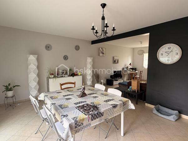 Vous recherchez une maison à ST PIERRE LA COUR avec 4 chambres et la possibilité d'en créer facilement une 5ème... lisez la suite, j'ai peut-être cela pour vous... 
Située dans un lotissement calme, cette maison de 2007  offre un beau potentiel à ses futurs propriétaires. 
Nous commencerons la visite par une entrée de 6m2 avec placard qui dessert la pièce de vie lumineuse de 47m2 au total avec sur votre gauche la cuisine aménagée et équipée de 12m2 ouverte sur le séjour de 22m2 ouvert lui-même sur le salon de 13m2. Nous poursuivrons la visite avec le wc séparé et une chambre au rez de chaussée de 11m25 avec sa salle d'eau privative de 4m2. 
Nous continuerons avec la visite de l'étage qui distribue une salle d'eau de 11m2, une chambre de 14m2, une autre de 13m2 et la quatrième 15m2. 
Vous souhaitez une cinquième chambre ? Pas de soucis, il vous suffira de pousser la porte restante... Aujourd'hui cette pièce de 20m2 au sol sert de grenier pour le stockage mais vous pourrez facilement y créer une chambre supplémentaire ou encore un bureau, une salle de sport.. vous avez le contenant, à vous d'en créer le contenu que vous souhaitez !
Le mode de chauffage est électrique avec des radiateurs à inertie installés au rez-de-chaussée en 2020. L'isolation des combles a été refaite en 2019. 
Coté rangement, direction le garage ! Il fait 31m2 et est accessible également par la cuisine. 
Coté jardin, vous pourrez profiter de la parcelle de 700m2 avec sa terrasse exposée sud. La maison est également équipée d'une cuve enterrée avec possibilité de raccordement à la maison. 
Alors, cette maison correspond à vos critères de recherches ? Appelez-moi pour plus de renseignements et peut-être fixer une visite !
Et n'oubliez pas, Saint-Pierre-La-Cour est une commune dynamique de 2300 habitants avec une école privée, une école publique, un collège privé, un pôle enfance jeunesse, mais aussi, médecins, dentiste, kiné, centre de soins infirmiers, ostéopathes, orthophoniste, psychologue, sage-femme,  pharmacie, infirmières libérales ainsi que de nombreuses infrastructures sportives, des commerces (supérette, boulangerie, boucherie, coiffeurs, bar, etc), avec son accès rapide à l'axe Rennes-Laval et à l'autoroute ainsi que sa gare ferroviaire avec ses arrêts quotidiens.