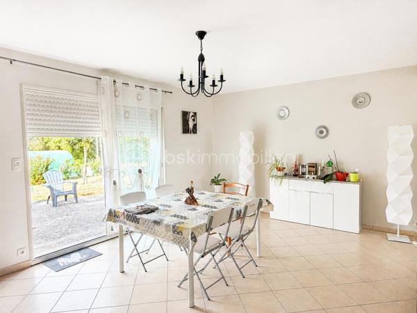 Vous recherchez une maison à ST PIERRE LA COUR avec 4 chambres et la possibilité d'en créer facilement une 5ème... lisez la suite, j'ai peut-être cela pour vous... 
Située dans un lotissement calme, cette maison de 2007  offre un beau potentiel à ses futurs propriétaires. 
Nous commencerons la visite par une entrée de 6m2 avec placard qui dessert la pièce de vie lumineuse de 47m2 au total avec sur votre gauche la cuisine aménagée et équipée de 12m2 ouverte sur le séjour de 22m2 ouvert lui-même sur le salon de 13m2. Nous poursuivrons la visite avec le wc séparé et une chambre au rez de chaussée de 11m25 avec sa salle d'eau privative de 4m2. 
Nous continuerons avec la visite de l'étage qui distribue une salle d'eau de 11m2, une chambre de 14m2, une autre de 13m2 et la quatrième 15m2. 
Vous souhaitez une cinquième chambre ? Pas de soucis, il vous suffira de pousser la porte restante... Aujourd'hui cette pièce de 20m2 au sol sert de grenier pour le stockage mais vous pourrez facilement y créer une chambre supplémentaire ou encore un bureau, une salle de sport.. vous avez le contenant, à vous d'en créer le contenu que vous souhaitez !
Le mode de chauffage est électrique avec des radiateurs à inertie installés au rez-de-chaussée en 2020. L'isolation des combles a été refaite en 2019. 
Coté rangement, direction le garage ! Il fait 31m2 et est accessible également par la cuisine. 
Coté jardin, vous pourrez profiter de la parcelle de 700m2 avec sa terrasse exposée sud. La maison est également équipée d'une cuve enterrée avec possibilité de raccordement à la maison. 
Alors, cette maison correspond à vos critères de recherches ? Appelez-moi pour plus de renseignements et peut-être fixer une visite !
Et n'oubliez pas, Saint-Pierre-La-Cour est une commune dynamique de 2300 habitants avec une école privée, une école publique, un collège privé, un pôle enfance jeunesse, mais aussi, médecins, dentiste, kiné, centre de soins infirmiers, ostéopathes, orthophoniste, psychologue, sage-femme,  pharmacie, infirmières libérales ainsi que de nombreuses infrastructures sportives, des commerces (supérette, boulangerie, boucherie, coiffeurs, bar, etc), avec son accès rapide à l'axe Rennes-Laval et à l'autoroute ainsi que sa gare ferroviaire avec ses arrêts quotidiens.