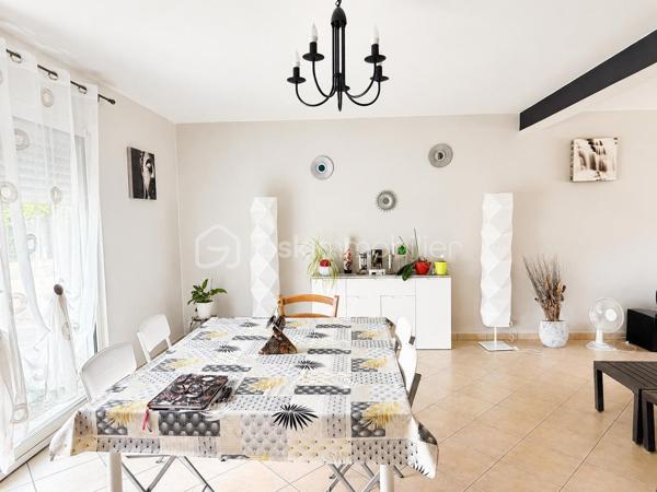 Vous recherchez une maison à ST PIERRE LA COUR avec 4 chambres et la possibilité d'en créer facilement une 5ème... lisez la suite, j'ai peut-être cela pour vous... 
Située dans un lotissement calme, cette maison de 2007  offre un beau potentiel à ses futurs propriétaires. 
Nous commencerons la visite par une entrée de 6m2 avec placard qui dessert la pièce de vie lumineuse de 47m2 au total avec sur votre gauche la cuisine aménagée et équipée de 12m2 ouverte sur le séjour de 22m2 ouvert lui-même sur le salon de 13m2. Nous poursuivrons la visite avec le wc séparé et une chambre au rez de chaussée de 11m25 avec sa salle d'eau privative de 4m2. 
Nous continuerons avec la visite de l'étage qui distribue une salle d'eau de 11m2, une chambre de 14m2, une autre de 13m2 et la quatrième 15m2. 
Vous souhaitez une cinquième chambre ? Pas de soucis, il vous suffira de pousser la porte restante... Aujourd'hui cette pièce de 20m2 au sol sert de grenier pour le stockage mais vous pourrez facilement y créer une chambre supplémentaire ou encore un bureau, une salle de sport.. vous avez le contenant, à vous d'en créer le contenu que vous souhaitez !
Le mode de chauffage est électrique avec des radiateurs à inertie installés au rez-de-chaussée en 2020. L'isolation des combles a été refaite en 2019. 
Coté rangement, direction le garage ! Il fait 31m2 et est accessible également par la cuisine. 
Coté jardin, vous pourrez profiter de la parcelle de 700m2 avec sa terrasse exposée sud. La maison est également équipée d'une cuve enterrée avec possibilité de raccordement à la maison. 
Alors, cette maison correspond à vos critères de recherches ? Appelez-moi pour plus de renseignements et peut-être fixer une visite !
Et n'oubliez pas, Saint-Pierre-La-Cour est une commune dynamique de 2300 habitants avec une école privée, une école publique, un collège privé, un pôle enfance jeunesse, mais aussi, médecins, dentiste, kiné, centre de soins infirmiers, ostéopathes, orthophoniste, psychologue, sage-femme,  pharmacie, infirmières libérales ainsi que de nombreuses infrastructures sportives, des commerces (supérette, boulangerie, boucherie, coiffeurs, bar, etc), avec son accès rapide à l'axe Rennes-Laval et à l'autoroute ainsi que sa gare ferroviaire avec ses arrêts quotidiens.