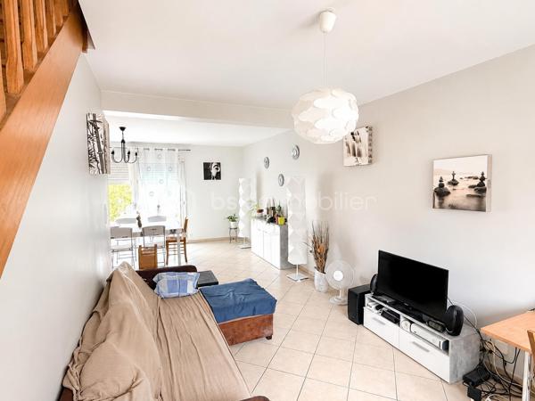 Vous recherchez une maison à ST PIERRE LA COUR avec 4 chambres et la possibilité d'en créer facilement une 5ème... lisez la suite, j'ai peut-être cela pour vous... 
Située dans un lotissement calme, cette maison de 2007  offre un beau potentiel à ses futurs propriétaires. 
Nous commencerons la visite par une entrée de 6m2 avec placard qui dessert la pièce de vie lumineuse de 47m2 au total avec sur votre gauche la cuisine aménagée et équipée de 12m2 ouverte sur le séjour de 22m2 ouvert lui-même sur le salon de 13m2. Nous poursuivrons la visite avec le wc séparé et une chambre au rez de chaussée de 11m25 avec sa salle d'eau privative de 4m2. 
Nous continuerons avec la visite de l'étage qui distribue une salle d'eau de 11m2, une chambre de 14m2, une autre de 13m2 et la quatrième 15m2. 
Vous souhaitez une cinquième chambre ? Pas de soucis, il vous suffira de pousser la porte restante... Aujourd'hui cette pièce de 20m2 au sol sert de grenier pour le stockage mais vous pourrez facilement y créer une chambre supplémentaire ou encore un bureau, une salle de sport.. vous avez le contenant, à vous d'en créer le contenu que vous souhaitez !
Le mode de chauffage est électrique avec des radiateurs à inertie installés au rez-de-chaussée en 2020. L'isolation des combles a été refaite en 2019. 
Coté rangement, direction le garage ! Il fait 31m2 et est accessible également par la cuisine. 
Coté jardin, vous pourrez profiter de la parcelle de 700m2 avec sa terrasse exposée sud. La maison est également équipée d'une cuve enterrée avec possibilité de raccordement à la maison. 
Alors, cette maison correspond à vos critères de recherches ? Appelez-moi pour plus de renseignements et peut-être fixer une visite !
Et n'oubliez pas, Saint-Pierre-La-Cour est une commune dynamique de 2300 habitants avec une école privée, une école publique, un collège privé, un pôle enfance jeunesse, mais aussi, médecins, dentiste, kiné, centre de soins infirmiers, ostéopathes, orthophoniste, psychologue, sage-femme,  pharmacie, infirmières libérales ainsi que de nombreuses infrastructures sportives, des commerces (supérette, boulangerie, boucherie, coiffeurs, bar, etc), avec son accès rapide à l'axe Rennes-Laval et à l'autoroute ainsi que sa gare ferroviaire avec ses arrêts quotidiens.
