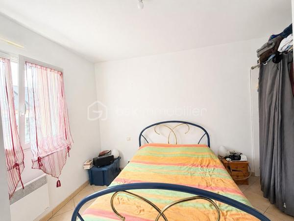 Vous recherchez une maison à ST PIERRE LA COUR avec 4 chambres et la possibilité d'en créer facilement une 5ème... lisez la suite, j'ai peut-être cela pour vous... 
Située dans un lotissement calme, cette maison de 2007  offre un beau potentiel à ses futurs propriétaires. 
Nous commencerons la visite par une entrée de 6m2 avec placard qui dessert la pièce de vie lumineuse de 47m2 au total avec sur votre gauche la cuisine aménagée et équipée de 12m2 ouverte sur le séjour de 22m2 ouvert lui-même sur le salon de 13m2. Nous poursuivrons la visite avec le wc séparé et une chambre au rez de chaussée de 11m25 avec sa salle d'eau privative de 4m2. 
Nous continuerons avec la visite de l'étage qui distribue une salle d'eau de 11m2, une chambre de 14m2, une autre de 13m2 et la quatrième 15m2. 
Vous souhaitez une cinquième chambre ? Pas de soucis, il vous suffira de pousser la porte restante... Aujourd'hui cette pièce de 20m2 au sol sert de grenier pour le stockage mais vous pourrez facilement y créer une chambre supplémentaire ou encore un bureau, une salle de sport.. vous avez le contenant, à vous d'en créer le contenu que vous souhaitez !
Le mode de chauffage est électrique avec des radiateurs à inertie installés au rez-de-chaussée en 2020. L'isolation des combles a été refaite en 2019. 
Coté rangement, direction le garage ! Il fait 31m2 et est accessible également par la cuisine. 
Coté jardin, vous pourrez profiter de la parcelle de 700m2 avec sa terrasse exposée sud. La maison est également équipée d'une cuve enterrée avec possibilité de raccordement à la maison. 
Alors, cette maison correspond à vos critères de recherches ? Appelez-moi pour plus de renseignements et peut-être fixer une visite !
Et n'oubliez pas, Saint-Pierre-La-Cour est une commune dynamique de 2300 habitants avec une école privée, une école publique, un collège privé, un pôle enfance jeunesse, mais aussi, médecins, dentiste, kiné, centre de soins infirmiers, ostéopathes, orthophoniste, psychologue, sage-femme,  pharmacie, infirmières libérales ainsi que de nombreuses infrastructures sportives, des commerces (supérette, boulangerie, boucherie, coiffeurs, bar, etc), avec son accès rapide à l'axe Rennes-Laval et à l'autoroute ainsi que sa gare ferroviaire avec ses arrêts quotidiens.
