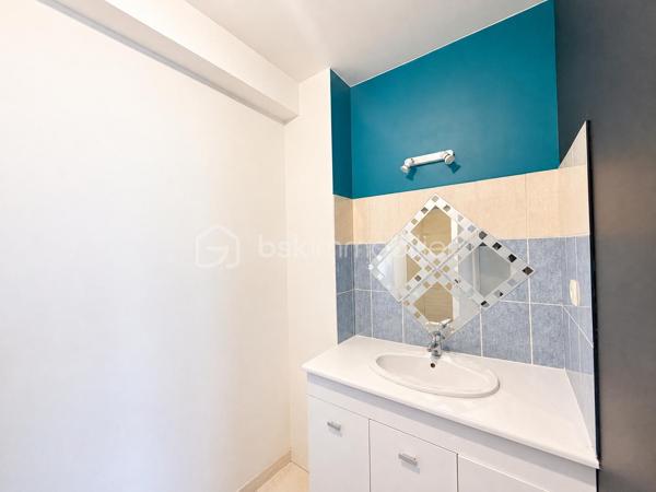Vous recherchez une maison à ST PIERRE LA COUR avec 4 chambres et la possibilité d'en créer facilement une 5ème... lisez la suite, j'ai peut-être cela pour vous... 
Située dans un lotissement calme, cette maison de 2007  offre un beau potentiel à ses futurs propriétaires. 
Nous commencerons la visite par une entrée de 6m2 avec placard qui dessert la pièce de vie lumineuse de 47m2 au total avec sur votre gauche la cuisine aménagée et équipée de 12m2 ouverte sur le séjour de 22m2 ouvert lui-même sur le salon de 13m2. Nous poursuivrons la visite avec le wc séparé et une chambre au rez de chaussée de 11m25 avec sa salle d'eau privative de 4m2. 
Nous continuerons avec la visite de l'étage qui distribue une salle d'eau de 11m2, une chambre de 14m2, une autre de 13m2 et la quatrième 15m2. 
Vous souhaitez une cinquième chambre ? Pas de soucis, il vous suffira de pousser la porte restante... Aujourd'hui cette pièce de 20m2 au sol sert de grenier pour le stockage mais vous pourrez facilement y créer une chambre supplémentaire ou encore un bureau, une salle de sport.. vous avez le contenant, à vous d'en créer le contenu que vous souhaitez !
Le mode de chauffage est électrique avec des radiateurs à inertie installés au rez-de-chaussée en 2020. L'isolation des combles a été refaite en 2019. 
Coté rangement, direction le garage ! Il fait 31m2 et est accessible également par la cuisine. 
Coté jardin, vous pourrez profiter de la parcelle de 700m2 avec sa terrasse exposée sud. La maison est également équipée d'une cuve enterrée avec possibilité de raccordement à la maison. 
Alors, cette maison correspond à vos critères de recherches ? Appelez-moi pour plus de renseignements et peut-être fixer une visite !
Et n'oubliez pas, Saint-Pierre-La-Cour est une commune dynamique de 2300 habitants avec une école privée, une école publique, un collège privé, un pôle enfance jeunesse, mais aussi, médecins, dentiste, kiné, centre de soins infirmiers, ostéopathes, orthophoniste, psychologue, sage-femme,  pharmacie, infirmières libérales ainsi que de nombreuses infrastructures sportives, des commerces (supérette, boulangerie, boucherie, coiffeurs, bar, etc), avec son accès rapide à l'axe Rennes-Laval et à l'autoroute ainsi que sa gare ferroviaire avec ses arrêts quotidiens.
