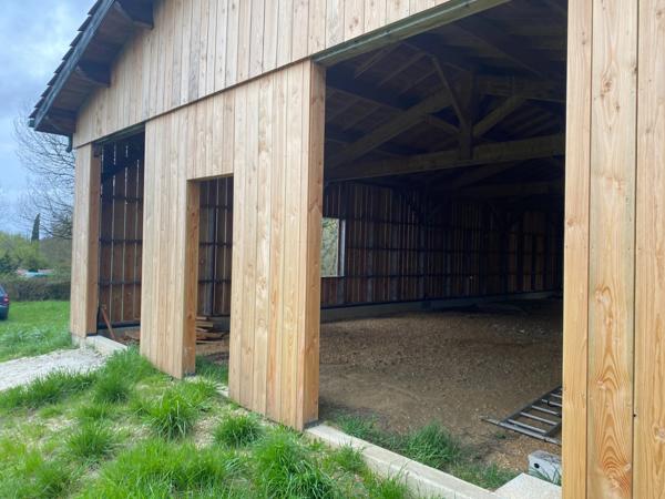 Location hangar / grange 150 m² – Secteur Saint-Caprais – Terrain 4 000 m² + 6 000 m² zone boisée