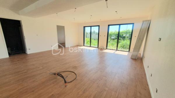 LE HAVRE, rue de Saint Quentin, en retrait de la circulation , Construction 2026
Vous recherchez une Maison FAMILIALE ou poser vos valises AUCUN TRAVAUX A PREVOIR ? cette maison de 114m² est pour vous!
Des l'entrée, vous serez séduit par ses volumes ;   sa pièce de vie de 51m² lumineuse avec ses deux baies vitrées donnant accès au jardin,  idéale pour recevoir , un cabinet de toilette , une chambre parentale avec sa salle de douche et un GARAGE .
A l'étage, un pallier dessert 3 chambres de 11, 12 et 16m² et une salle de bains avec wc

LES ATOUTS DE CETTE MAISON
- maison neuve 2026
 -vie de plain pied
 -très bon classement énergétique pour de faibles consommations
 -4 chambres
 -plancher chauffant sur les 2 niveaux (géothermie)
 -endroit calme
 -proche des transports en commun