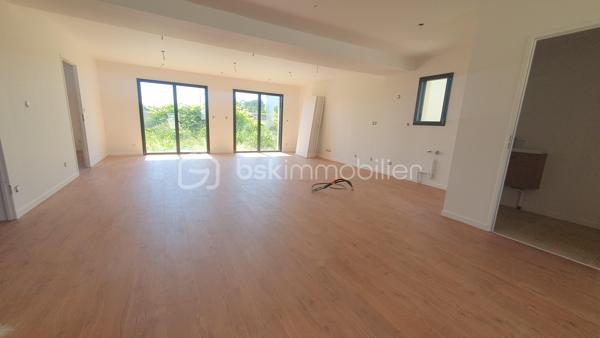 LE HAVRE, rue de Saint Quentin, en retrait de la circulation , Construction 2026
Vous recherchez une Maison FAMILIALE ou poser vos valises AUCUN TRAVAUX A PREVOIR ? cette maison de 114m² est pour vous!
Des l'entrée, vous serez séduit par ses volumes ;   sa pièce de vie de 51m² lumineuse avec ses deux baies vitrées donnant accès au jardin,  idéale pour recevoir , un cabinet de toilette , une chambre parentale avec sa salle de douche et un GARAGE .
A l'étage, un pallier dessert 3 chambres de 11, 12 et 16m² et une salle de bains avec wc

LES ATOUTS DE CETTE MAISON
- maison neuve 2026
 -vie de plain pied
 -très bon classement énergétique pour de faibles consommations
 -4 chambres
 -plancher chauffant sur les 2 niveaux (géothermie)
 -endroit calme
 -proche des transports en commun
