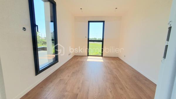 LE HAVRE, rue de Saint Quentin, en retrait de la circulation , Construction 2026
Vous recherchez une Maison FAMILIALE ou poser vos valises AUCUN TRAVAUX A PREVOIR ? cette maison de 114m² est pour vous!
Des l'entrée, vous serez séduit par ses volumes ;   sa pièce de vie de 51m² lumineuse avec ses deux baies vitrées donnant accès au jardin,  idéale pour recevoir , un cabinet de toilette , une chambre parentale avec sa salle de douche et un GARAGE .
A l'étage, un pallier dessert 3 chambres de 11, 12 et 16m² et une salle de bains avec wc

LES ATOUTS DE CETTE MAISON
- maison neuve 2026
 -vie de plain pied
 -très bon classement énergétique pour de faibles consommations
 -4 chambres
 -plancher chauffant sur les 2 niveaux (géothermie)
 -endroit calme
 -proche des transports en commun