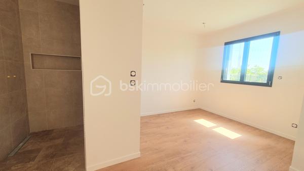 LE HAVRE, rue de Saint Quentin, en retrait de la circulation , Construction 2026
Vous recherchez une Maison FAMILIALE ou poser vos valises AUCUN TRAVAUX A PREVOIR ? cette maison de 114m² est pour vous!
Des l'entrée, vous serez séduit par ses volumes ;   sa pièce de vie de 51m² lumineuse avec ses deux baies vitrées donnant accès au jardin,  idéale pour recevoir , un cabinet de toilette , une chambre parentale avec sa salle de douche et un GARAGE .
A l'étage, un pallier dessert 3 chambres de 11, 12 et 16m² et une salle de bains avec wc

LES ATOUTS DE CETTE MAISON
- maison neuve 2026
 -vie de plain pied
 -très bon classement énergétique pour de faibles consommations
 -4 chambres
 -plancher chauffant sur les 2 niveaux (géothermie)
 -endroit calme
 -proche des transports en commun