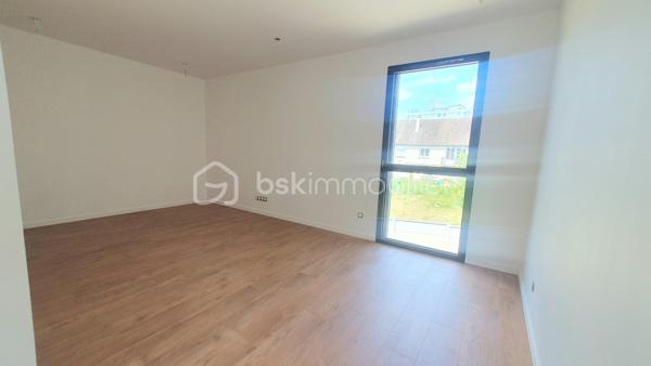 LE HAVRE, rue de Saint Quentin, en retrait de la circulation , Construction 2026
Vous recherchez une Maison FAMILIALE ou poser vos valises AUCUN TRAVAUX A PREVOIR ? cette maison de 114m² est pour vous!
Des l'entrée, vous serez séduit par ses volumes ;   sa pièce de vie de 51m² lumineuse avec ses deux baies vitrées donnant accès au jardin,  idéale pour recevoir , un cabinet de toilette , une chambre parentale avec sa salle de douche et un GARAGE .
A l'étage, un pallier dessert 3 chambres de 11, 12 et 16m² et une salle de bains avec wc

LES ATOUTS DE CETTE MAISON
- maison neuve 2026
 -vie de plain pied
 -très bon classement énergétique pour de faibles consommations
 -4 chambres
 -plancher chauffant sur les 2 niveaux (géothermie)
 -endroit calme
 -proche des transports en commun