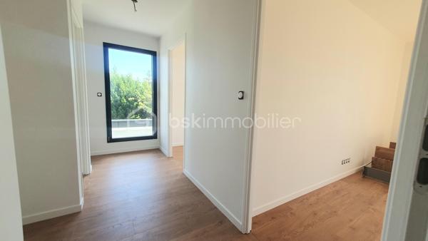 LE HAVRE, rue de Saint Quentin, en retrait de la circulation , Construction 2026
Vous recherchez une Maison FAMILIALE ou poser vos valises AUCUN TRAVAUX A PREVOIR ? cette maison de 114m² est pour vous!
Des l'entrée, vous serez séduit par ses volumes ;   sa pièce de vie de 51m² lumineuse avec ses deux baies vitrées donnant accès au jardin,  idéale pour recevoir , un cabinet de toilette , une chambre parentale avec sa salle de douche et un GARAGE .
A l'étage, un pallier dessert 3 chambres de 11, 12 et 16m² et une salle de bains avec wc

LES ATOUTS DE CETTE MAISON
- maison neuve 2026
 -vie de plain pied
 -très bon classement énergétique pour de faibles consommations
 -4 chambres
 -plancher chauffant sur les 2 niveaux (géothermie)
 -endroit calme
 -proche des transports en commun