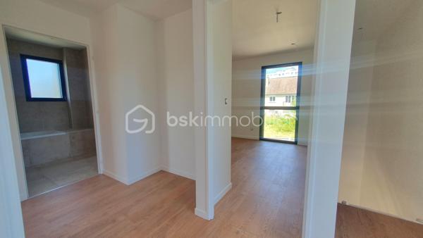 LE HAVRE, rue de Saint Quentin, en retrait de la circulation , Construction 2026
Vous recherchez une Maison FAMILIALE ou poser vos valises AUCUN TRAVAUX A PREVOIR ? cette maison de 114m² est pour vous!
Des l'entrée, vous serez séduit par ses volumes ;   sa pièce de vie de 51m² lumineuse avec ses deux baies vitrées donnant accès au jardin,  idéale pour recevoir , un cabinet de toilette , une chambre parentale avec sa salle de douche et un GARAGE .
A l'étage, un pallier dessert 3 chambres de 11, 12 et 16m² et une salle de bains avec wc

LES ATOUTS DE CETTE MAISON
- maison neuve 2026
 -vie de plain pied
 -très bon classement énergétique pour de faibles consommations
 -4 chambres
 -plancher chauffant sur les 2 niveaux (géothermie)
 -endroit calme
 -proche des transports en commun