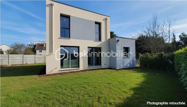 LE HAVRE, rue de Saint Quentin, en retrait de la circulation , Construction 2026
Vous recherchez une Maison FAMILIALE ou poser vos valises AUCUN TRAVAUX A PREVOIR ? cette maison de 114m² est pour vous!
Des l'entrée, vous serez séduit par ses volumes ;   sa pièce de vie de 51m² lumineuse avec ses deux baies vitrées donnant accès au jardin,  idéale pour recevoir , un cabinet de toilette , une chambre parentale avec sa salle de douche et un GARAGE .
A l'étage, un pallier dessert 3 chambres de 11, 12 et 16m² et une salle de bains avec wc

LES ATOUTS DE CETTE MAISON
- maison neuve 2026
 -vie de plain pied
 -très bon classement énergétique pour de faibles consommations
 -4 chambres
 -plancher chauffant sur les 2 niveaux (géothermie)
 -endroit calme
 -proche des transports en commun