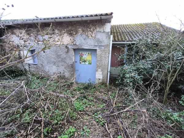 MAISON Bourg à restaurer + Extérieur + Dépendances