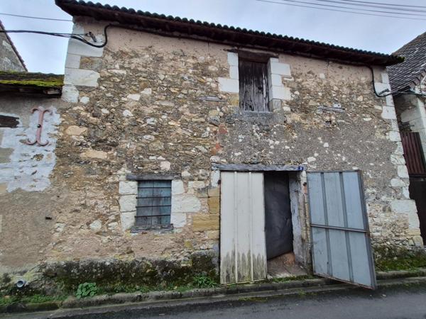 MAISON Bourg à restaurer + Extérieur + Dépendances