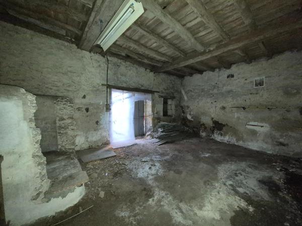 MAISON Bourg à restaurer + Extérieur + Dépendances