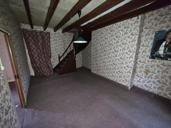 MAISON Bourg à restaurer + Extérieur + Dépendances