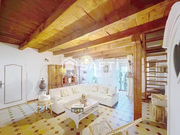 Maison de ville avec terrasse cour et dépendance