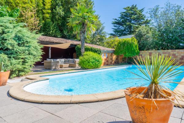 Maison
         7 pièces
        - 220 m² Bien prestige 1 550 000 € *