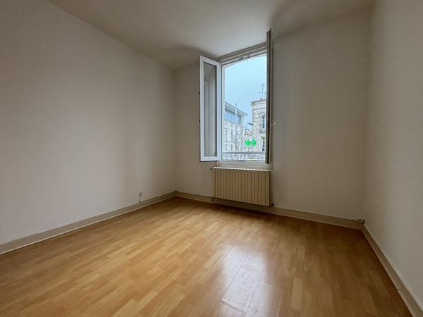 HYPER CENTRE IMMEUBLE MIXTE LOCAL COMMERCIAL ET TRIPLEX F4