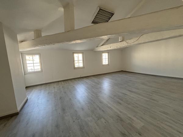HYPER CENTRE IMMEUBLE MIXTE LOCAL COMMERCIAL ET TRIPLEX F4