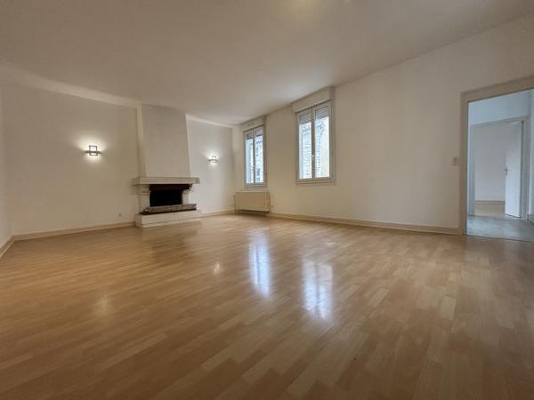 HYPER CENTRE IMMEUBLE MIXTE LOCAL COMMERCIAL ET TRIPLEX F4