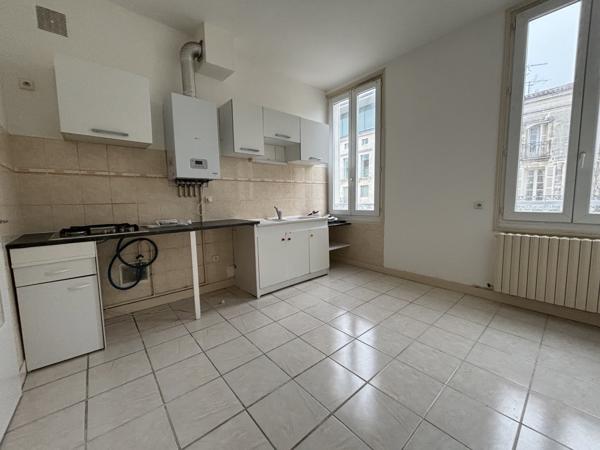 HYPER CENTRE IMMEUBLE MIXTE LOCAL COMMERCIAL ET TRIPLEX F4