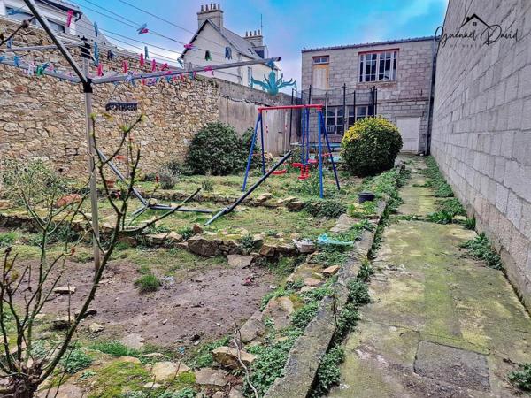 MAISON EN CENTRE-VILLE AVEC DÉPENDANCE À RÉNOVER