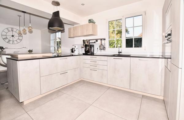 74930 - PER JUSSY - Maison 6 pièces 172 m² - Au calme - Piscine -