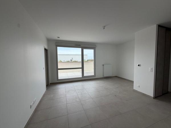 PERONNAS T2 neuf avec vaste terrasse et garage