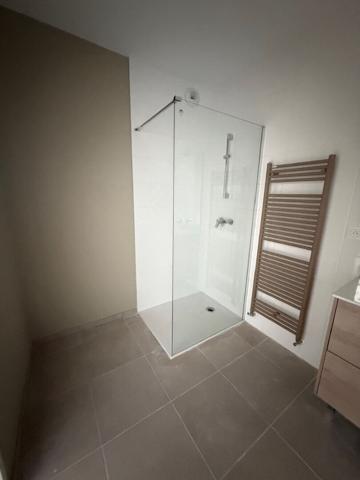 PERONNAS T2 neuf avec vaste terrasse et garage