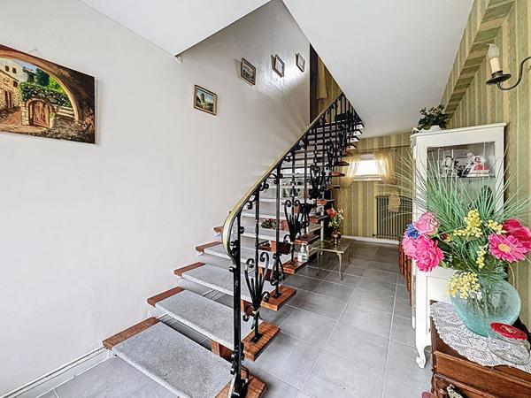 Local commercial + Appartement 5 pièces à vendre à Saint Xandre !