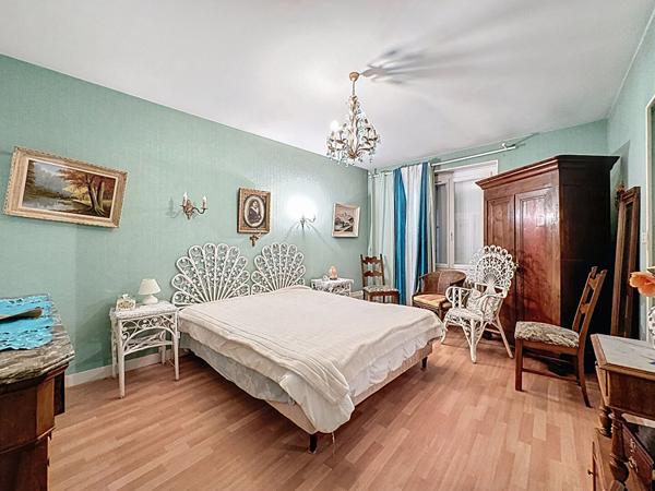 Local commercial + Appartement 5 pièces à vendre à Saint Xandre !