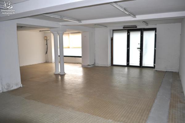 Immeuble situé au cœur de LEMBEYE comprenant 1 local commercial au RDC et 1 logement à l'étage