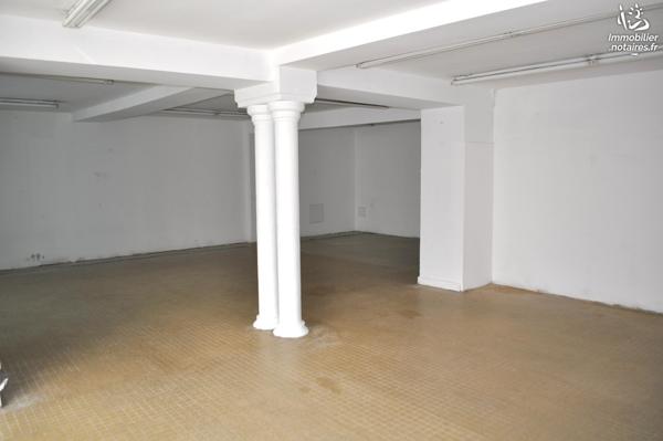 Immeuble situé au cœur de LEMBEYE comprenant 1 local commercial au RDC et 1 logement à l'étage