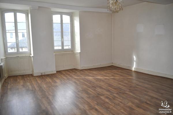 Immeuble situé au cœur de LEMBEYE comprenant 1 local commercial au RDC et 1 logement à l'étage