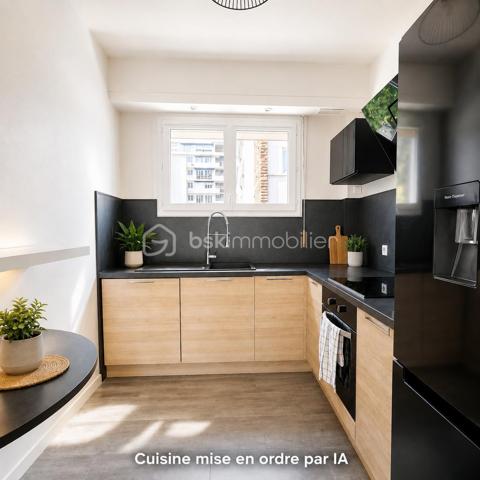 Situé dans l’un des secteurs les plus recherchés de Pau, entre les Allées de Morlaàs et Trespoey, découvrez ce T3 lumineux au 3ᵉ et dernier étage d’une résidence calme et bien entretenue.
Il se compose d’une entrée, d’un séjour lumineux avec balcon pouvant être aménagé en loggia, d’une cuisine séparée moderne, de deux chambres au calme, un bureau, une salle de bain avec douche et baignoire ainsi que de WC séparés.
Les + :
    • Grand bureau lumineux
    • Dernier étage 
    • Double vitrage PVC 
    • Chauffe-eau récent (2025) 
    • Chauffage collectif gaz économique 
    • Cave 
    • Environnement calme et recherché 
Quelques rafraîchissements esthétiques permettront de révéler tout le potentiel de ce bien.
Une belle opportunité sur un secteur très demandé de Pau.

NOTA : l'appartement étant encombré d'effets personnels, les photos ont été traitées par IA. Les meubles et revêtements muraux sont authentiques tel que vous les découvrirez lors de votre visite de ce bien.